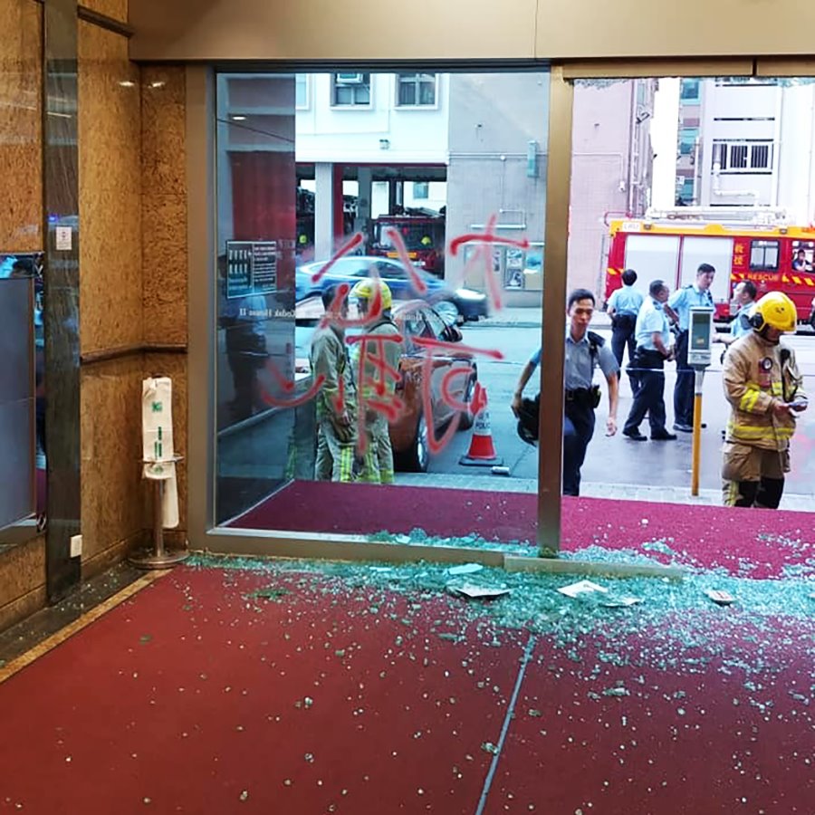 香港大公報位於北角柯達大廈的大堂玻璃門遭人破壞。(圖: 立場新聞)