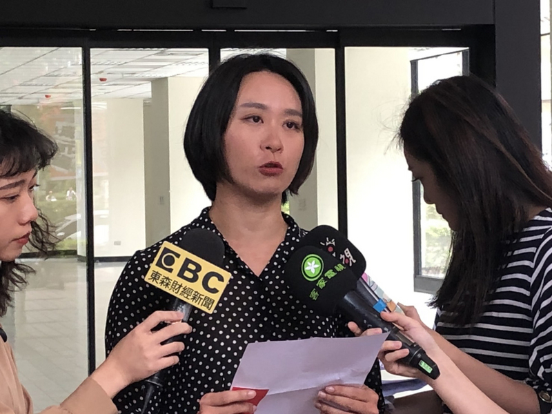 勞動部認定美食外送平台foodpanda與外送員間為僱傭關係，foodpanda台灣區行銷長周宜潔（中）15日受訪強調，與外送員為承攬關係，不過提供的保障已超過法定要求，絕非藉承攬制度規避企業責任。（foodpanda提供）