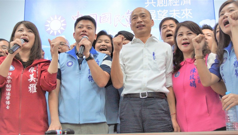 國民黨總統參選人、高雄市長韓國瑜（前左3）16日起請假投入2020總統大選，15日至高雄市議會國民黨團拜會，黨籍議員齊聚為韓國瑜加油。(圖：中央社)