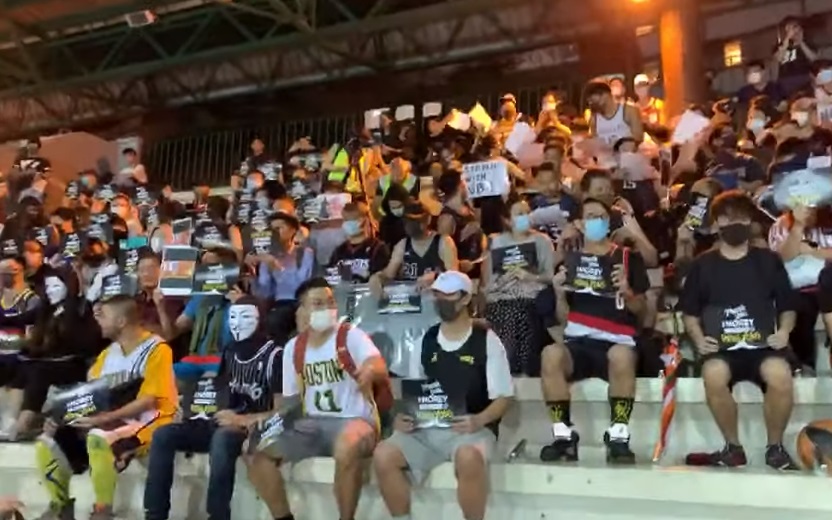 香港一批市民15日晚上響應網上號召，到修頓球場聚集，不少人戴上口罩及面罩。(圖擷自YouTube)