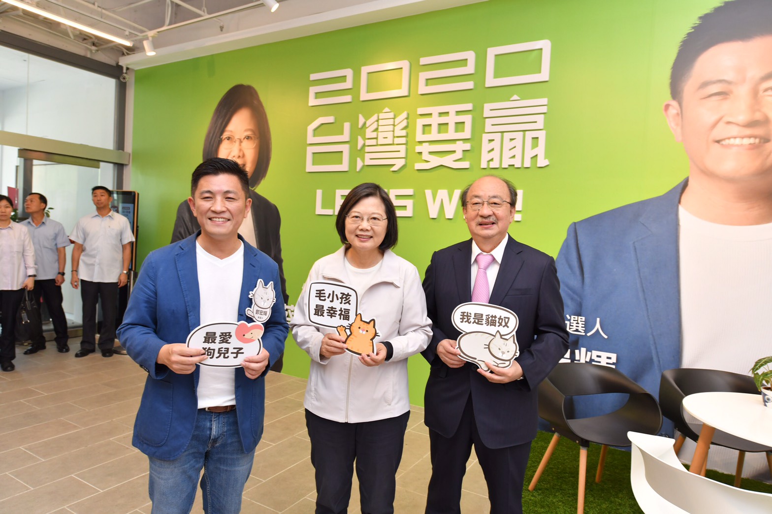 蔡英文總統(中)出席新竹市立委參選人鄭宏輝(左)競選辦公室舉辦的活動後受訪，提醒韓國瑜要記得自己對高雄市民的責任(右為立委柯建銘)。(蔡總統競選連任辦公室提供)