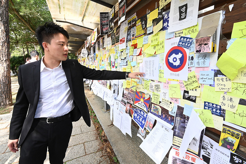 比照陸客 教育部：陸生破壞連儂牆 可撤銷入境許可，圖為清華大學學生會在校園內設置連儂牆，日前被中國交換生劉姓女子撕毀牆上海報，會長賴永岫（如圖)表示，劉女雖為同校學生，但學生會為捍衛自由民主，不會因為對象不同而有所差別，將對劉女提告到底。中央社記者郭宣(文三)攝  108年10月16日