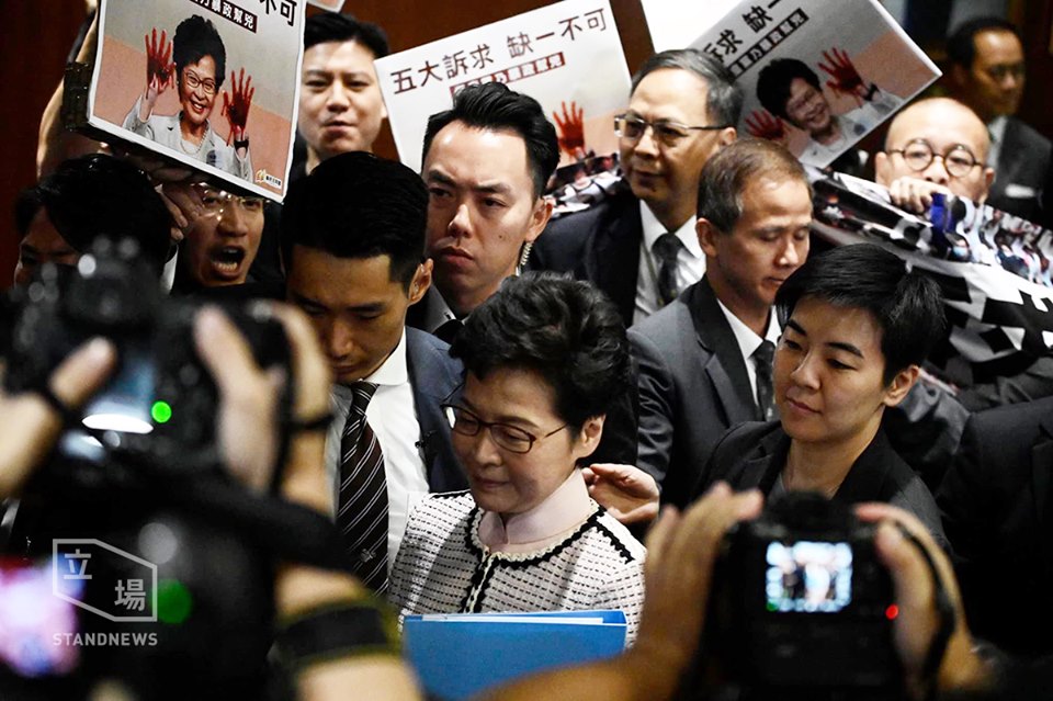 香港特首林鄭月娥今早11時到立法會宣讀施政報告，林鄭月娥甫進入議會廳，即有議員開始大叫「五大訴求　缺一不可」等口號，林鄭發言約1分鐘後，立法會主席梁君彥隨即要求議員陳淑莊及陳志全離開會議廳，並宣佈暫停會議。(攝：Peter Wong)(立場新聞 提供)