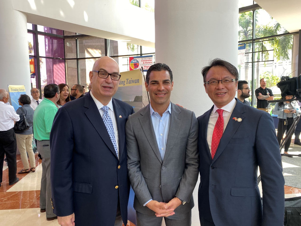 邁阿密經文處處長錢冠州與邁阿密市長蘇阿雷茲(Francis Suarez，中)及邁阿密市政經理龔薩雷茲(Emilio Gonzalez，左)於「台灣日」茶會現場合影。 (圖:邁阿密經文處)