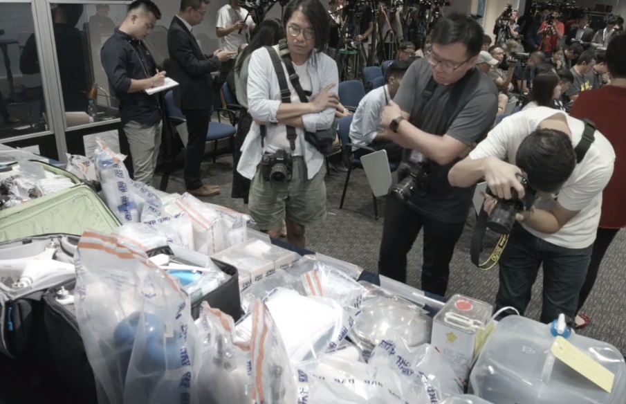 香港警方16日公布，查獲一批汽油彈、利刃、手機改裝遙控器以及3架無人機和投擲器，事件可能涉及「反送中」示威活動。(圖擷自香港警察臉書)