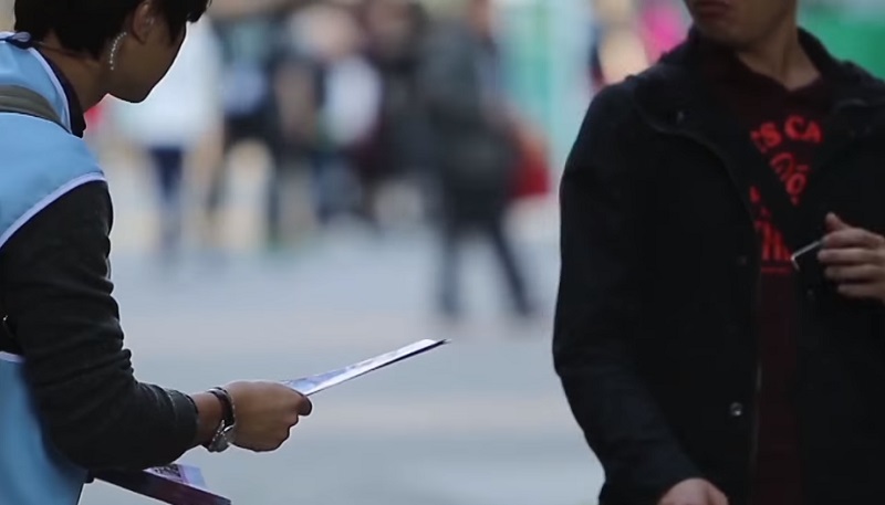 針對立委質疑選舉造勢活動提供民眾茶水及餐飲是否構成賄選，以及文宣附著於價值30元以下的單一宣傳物品是否涉犯刑責，法務部最高檢認為，應由檢察官視具體案件而定 。(示意圖/擷自YouTube)