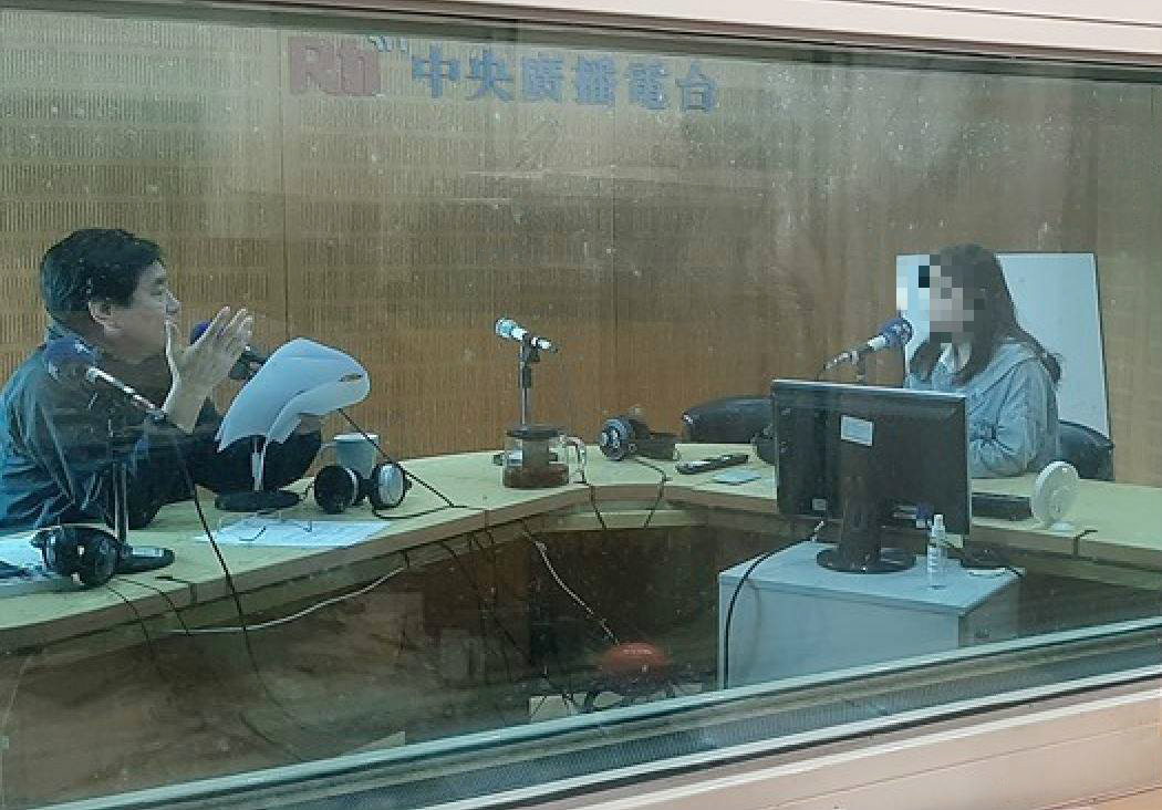 被《香港解密》列為「暴徒」的Nancy(右)接受央廣專訪。（詹婉如 攝）