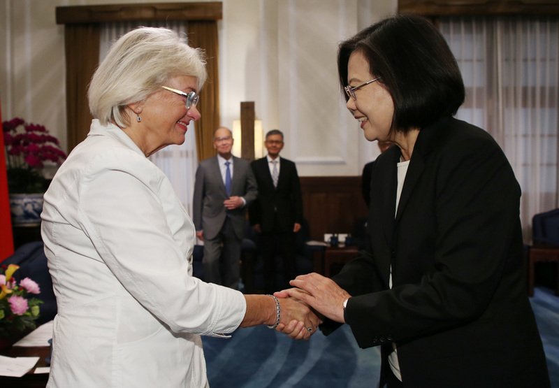 總統蔡英文（右）17日在總統府，接見丹麥國會副議長柯絲高（Pia Kjarsgaard）（左），歡迎她的來訪。(圖：中央社)