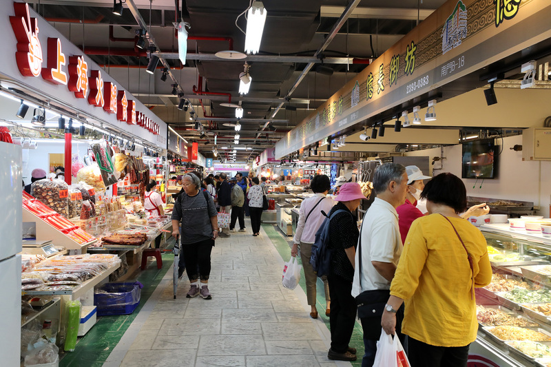 台北市公有南門中繼市場17日開始全館試營運，內部乾淨、明亮，吸引民眾前來採買。(圖：中央社)