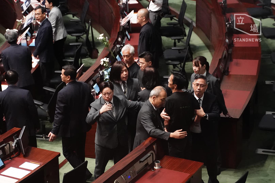 港特首議會答問被抵制，泛民議員遭勒令離場。(立場新聞提供)