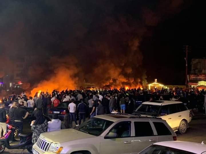 黎巴嫩全國各地成千上萬名憤怒示威者18日走上街頭，抗議黎巴嫩嚴峻經濟情況，並要求黎巴嫩政府下台。(圖取自推特)