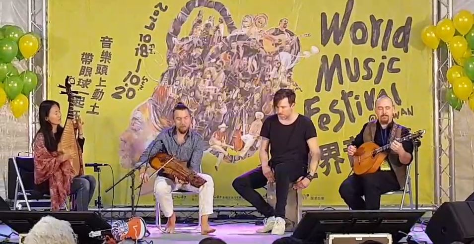 琵琶俠女鍾玉鳳與瑞典音樂家Sotali的跨界演出，相當精彩。(江昭倫 攝)