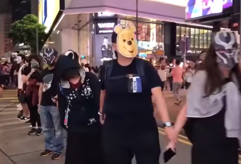 香港網民發起18日晚上全港面具人鏈行動，在尖沙咀，人鍊由海傍延伸至彌敦道。(圖擷自YouTube)