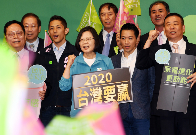 蔡英文總統（前中）19日在台北出席「2020蔡英文總統連任全國電器業界後援會成立大會」致詞，與現場支持者高呼口號加油打氣。(中央社)