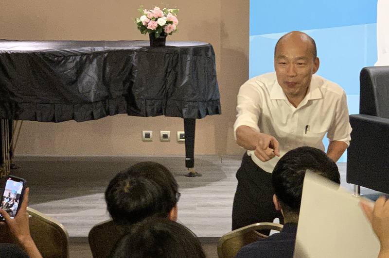 國民黨提名總統參選人韓國瑜（右）19日前進被視為綠營票倉的台南，傍晚在安平區和青年座談，他直言自己向來是直球對決，要求青年提問不用客氣，麻辣一點比較好，明快有力，直搗問題核心。（中央社）