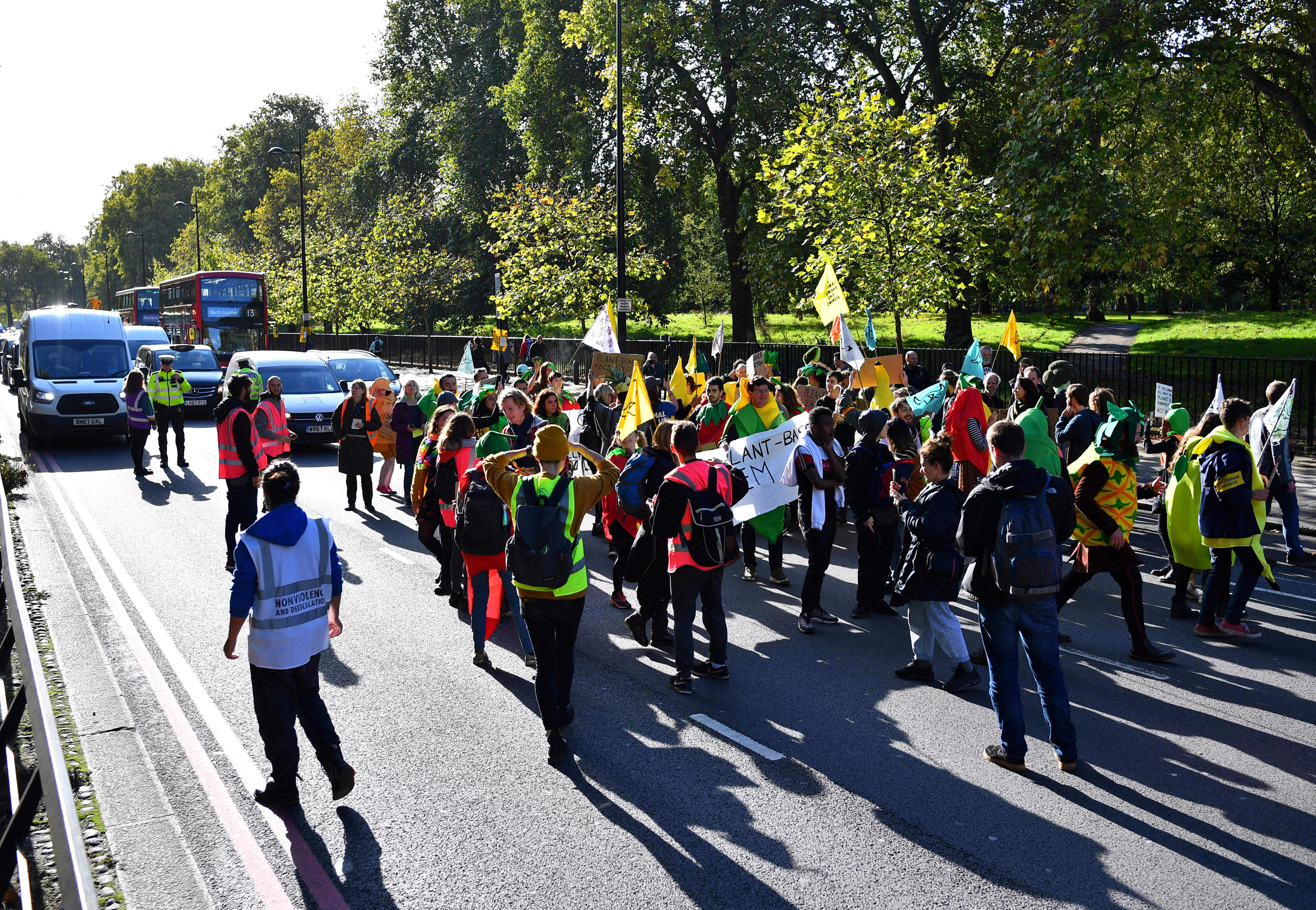 數萬英國民眾19日走上倫敦街頭，要求就脫歐或留歐問題舉行第二次公投。（路透社 / 達志影像）