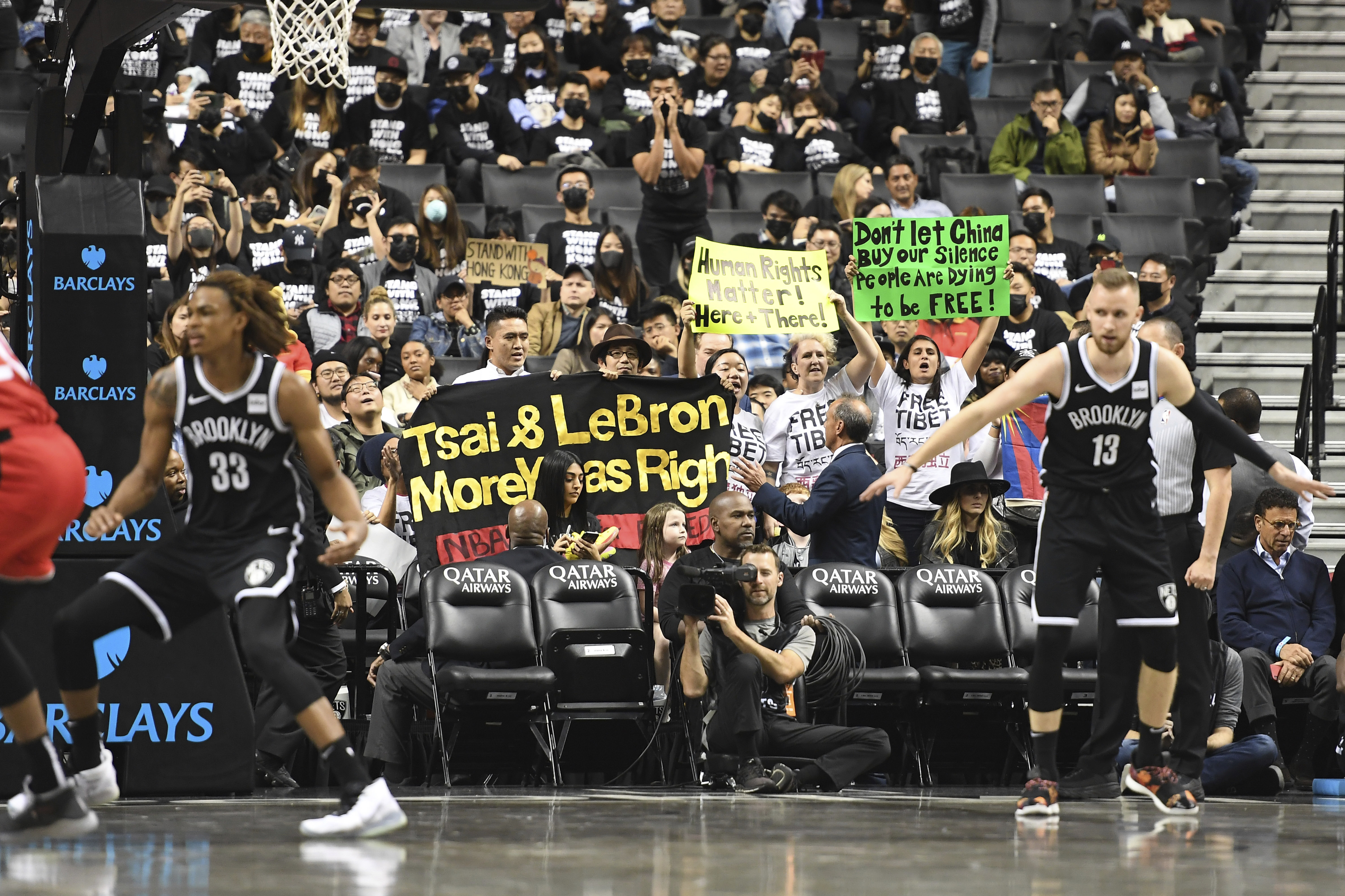 上百香港抗議者著黑衣 現身NBA籃網賽事(美聯社／達志影像)