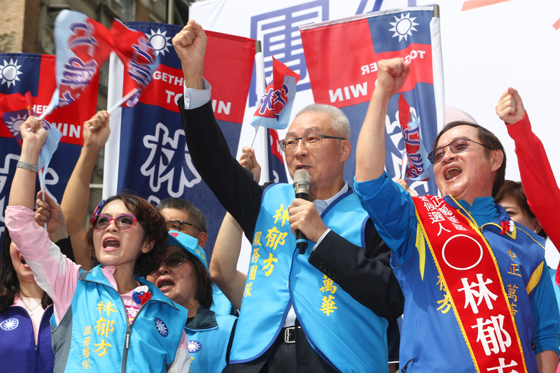 國民黨主席吳敦義（中）20日出席台北市中正、萬華區立委參選人林郁方（右）競選總部成立大會，替林郁方拉抬選情。(圖：中央社)