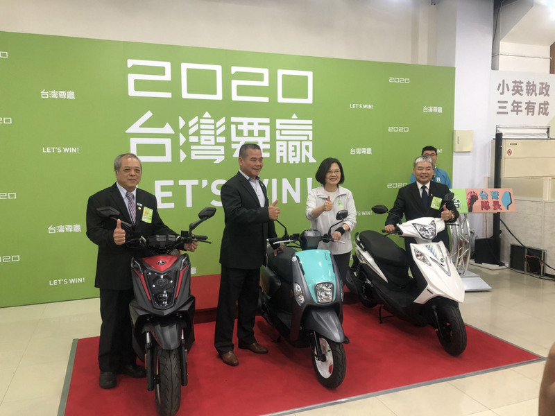 總統蔡英文（前右2）20日下午在台中出席全國機車業後援會成立大會，蔡總統表示，發展油車、電車共存，未來補助油車、電車都有，只要符合環保規定，讓台灣的空氣污染持續下降，改善空氣品質，政府會跟大家站在一起，幫助大家。(圖：中央社)