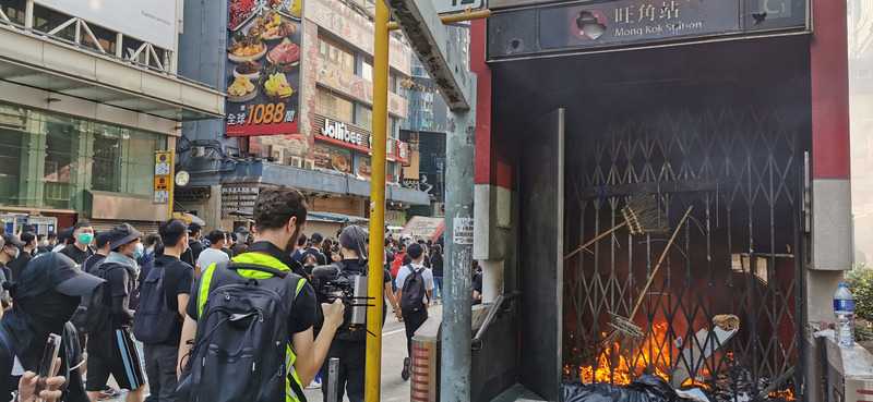 20日下午，香港示威者在九龍自發上街，由尖沙咀梳士巴利公園遊行至高鐵西九龍站。下午2時30分遊行結束後，有示威者陸續轉往九龍各地抗爭。圖為示威者在港鐵旺角站出口焚燒雜物，現場冒出陣陣濃煙。(圖:中央社)