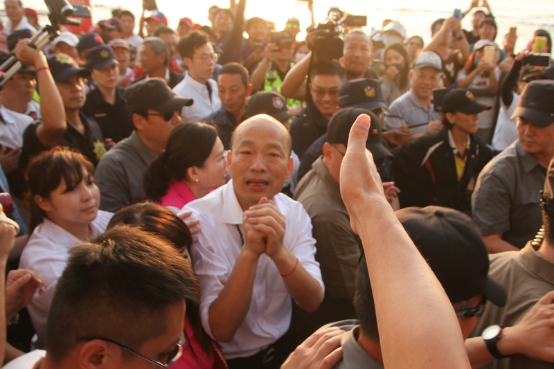 國民黨總統參選人韓國瑜（中）20日到台南市黃金海岸出席淨灘活動，離去時向現場支持者致意。(圖：中央社)