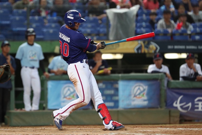 2019年亞洲棒球錦標賽冠軍戰20日晚間在台中洲際棒球場舉行，台日爭冠。台灣好手姜建銘5局上打出帶有2分打點的2壘安打。(圖：中央社)