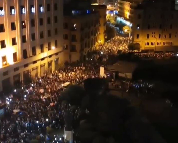 抗議人士在黎巴嫩首都貝魯特(Beirut)以及其他城市舉行遊行。(Twitter/Tamara Qiblawi)