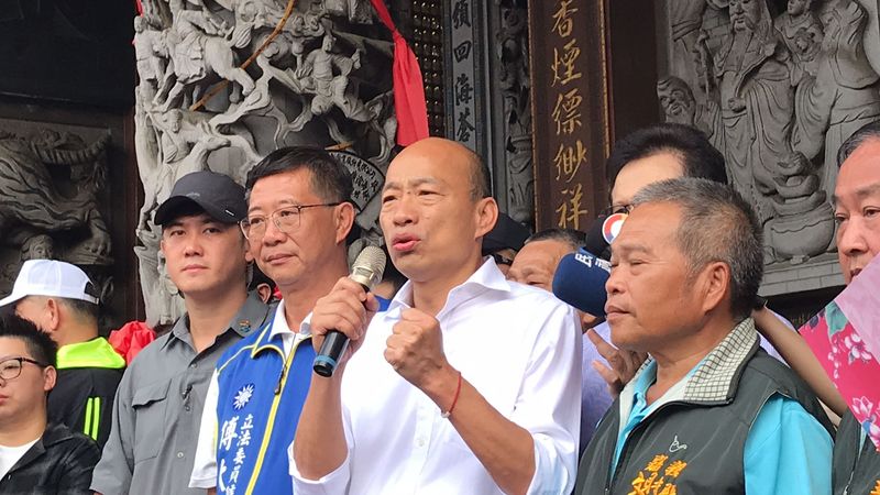 國民黨總統參選人韓國瑜（前右2）21日走訪嘉義地區。(圖：中央社)