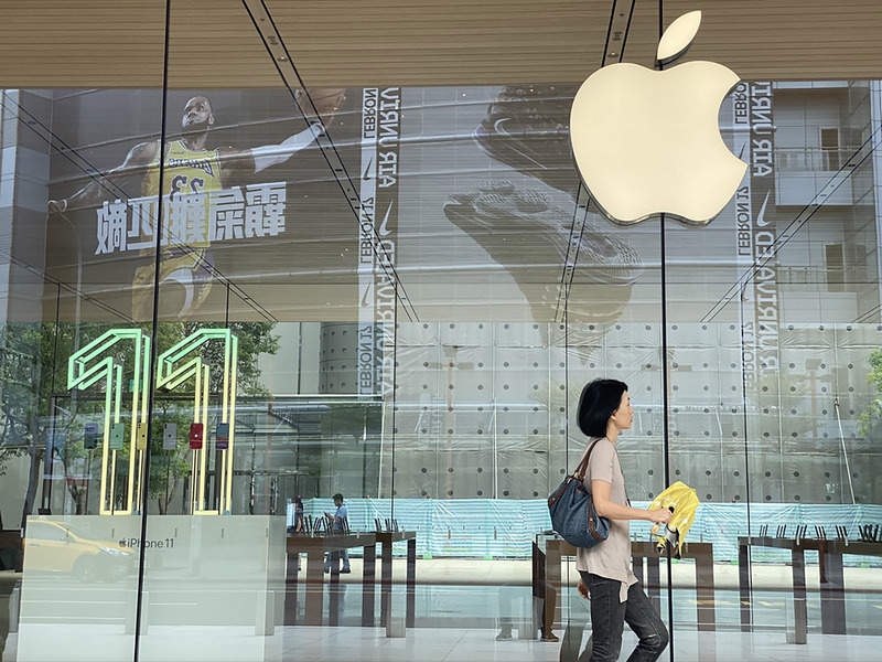 手機走向多鏡頭趨勢，大立光擬匯回逾百億擴產。圖為蘋果直營店展示iPhone 11。(資料照片/CNA)