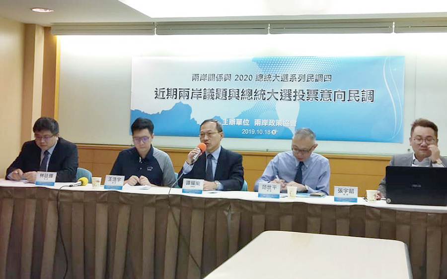 兩岸政策協會22日公布「近期兩岸議題與2020總統大選投票意向系列民調」。(王韋婷攝)