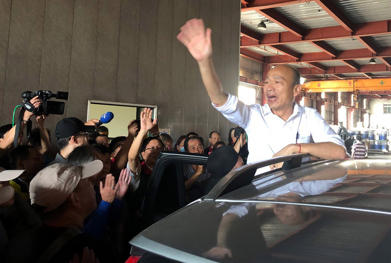 國民黨總統參選人韓國瑜鼓勵大學生、研究生出國當交換生，並表示若他當選總統，所有費用一定想辦法幫忙解決。(圖：中央社)