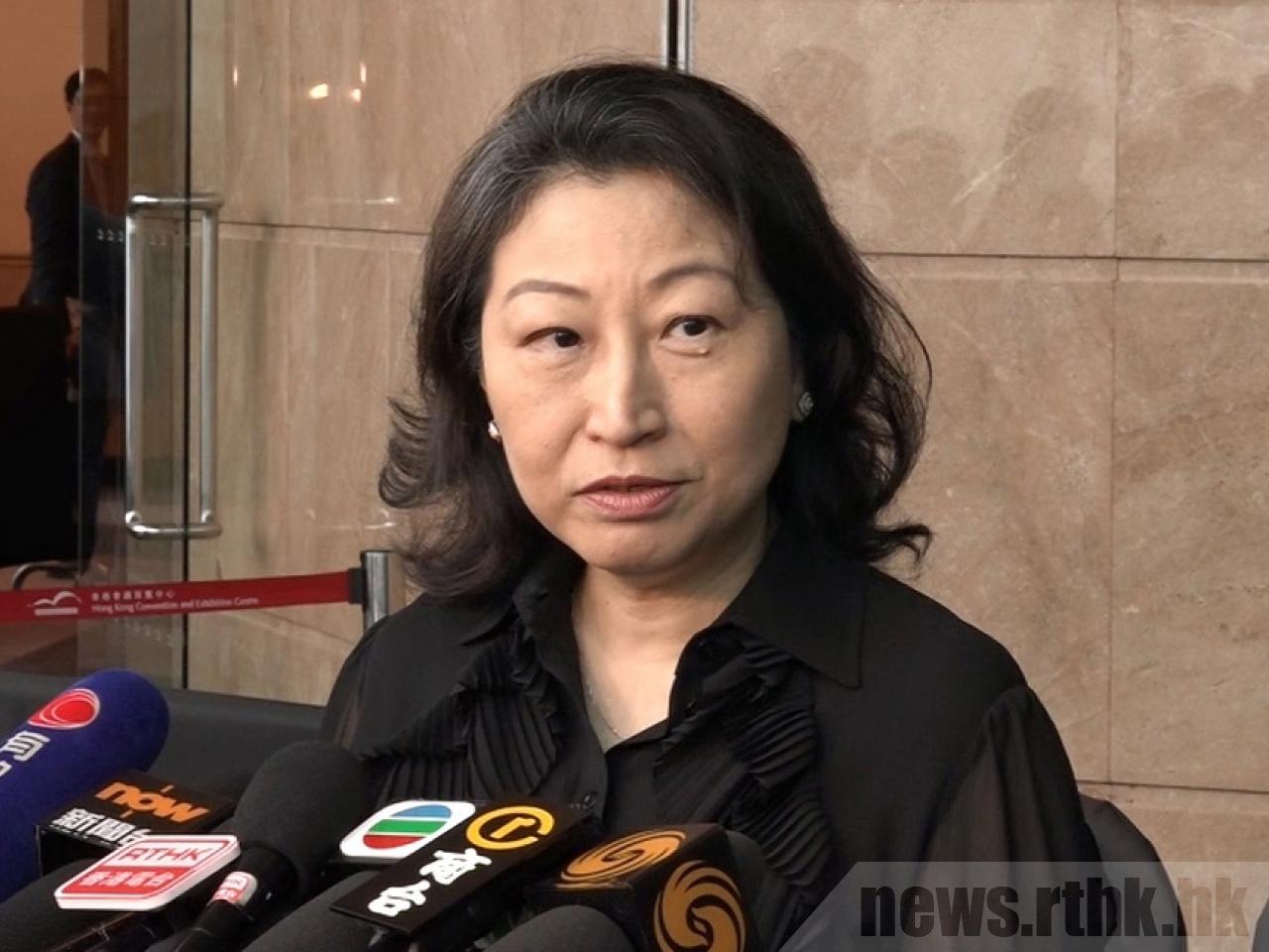 香港律政司長鄭若驊11月在英國倫敦遭「反送中」支持者包圍推撞並跌倒受傷。(圖：香港電台)