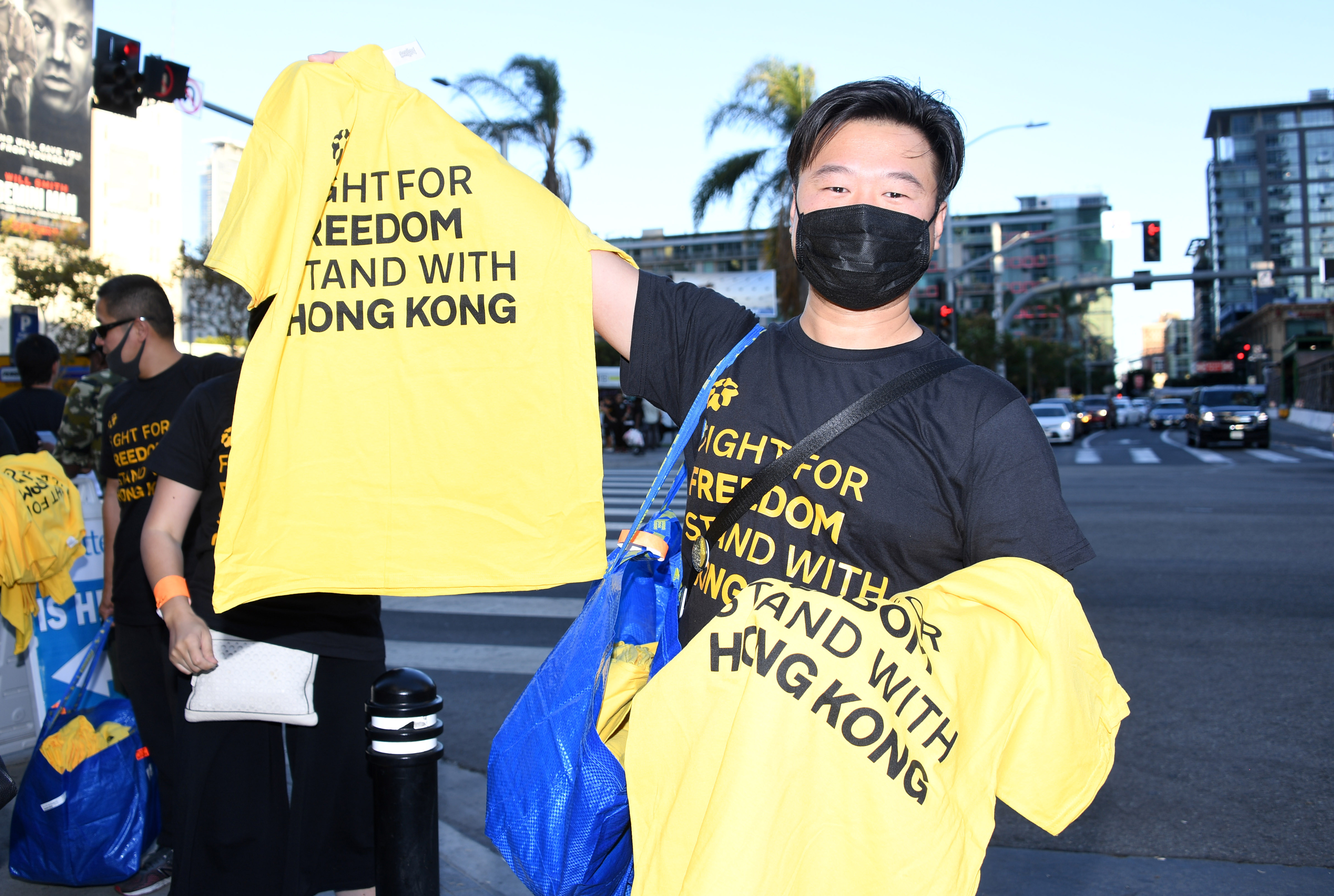 NBA開幕賽開打，支持者發送數千黑T聲援香港爭民主。(路透社/達志影像)