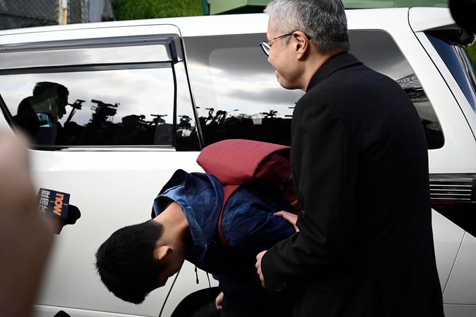 港女命案兇嫌陳同佳出獄，向被害者家屬鞠躬道歉。(立場新聞提供)