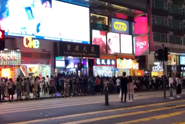 在20日舉行的九龍大遊行，有南亞人士在重慶大廈門外送水給遊行人士，有網民發起重慶大廈合唱團活動，希望回應他們的支持。(圖擷自YouTube)