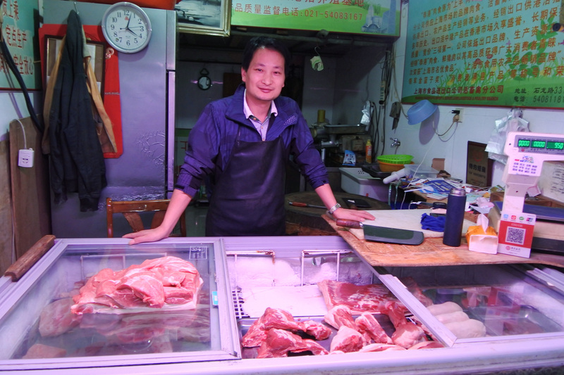 中國農業部：豬肉供應不足持續至2020下半年。圖為在上海一處農貿市場賣豬肉的楊老闆說，豬價漲不停，10月下旬的客人已經比9月初少了1/3，有些非吃豬肉不可的人都少吃了。像他這樣的肉販有一半都在觀望還要不要做這行。(資料照片/CNA)