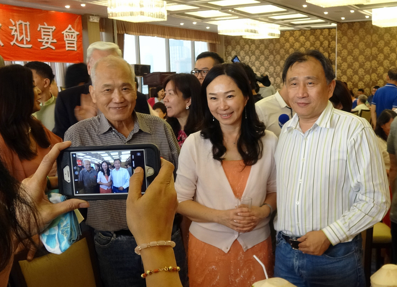 中國國民黨總統參選人韓國瑜妻子李佳芬（右2）24日中午在馬尼拉出席旅菲台商歡迎宴會，與支持者合影。(資料照片/中央社)