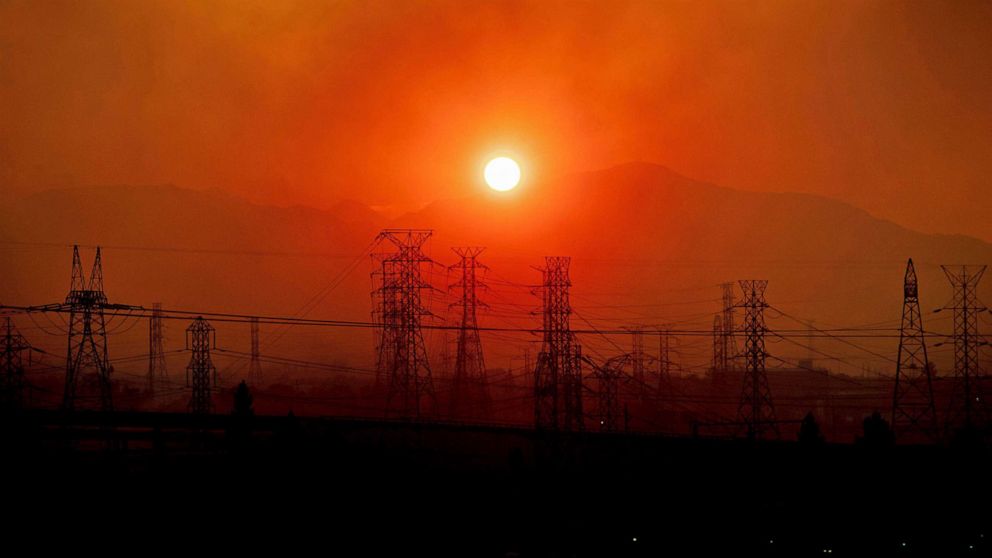 連續一週的北加州野火已獲控制，為了防火而大規模斷電的電力公司預估必須付出8,500萬美元補償金給受到斷電波及的百萬用戶。(圖取自推特)