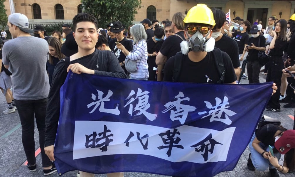 支持香港反送中的澳洲昆士蘭大學學生巴夫魯(Drew Pavlou,左)。 (圖:推特)