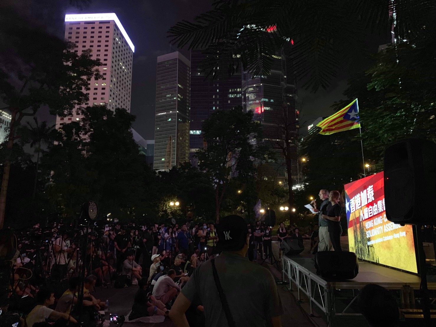 香港市民發起24日晚上在中環舉行「香港加泰人權自由集會」。(馮啟恩 攝)