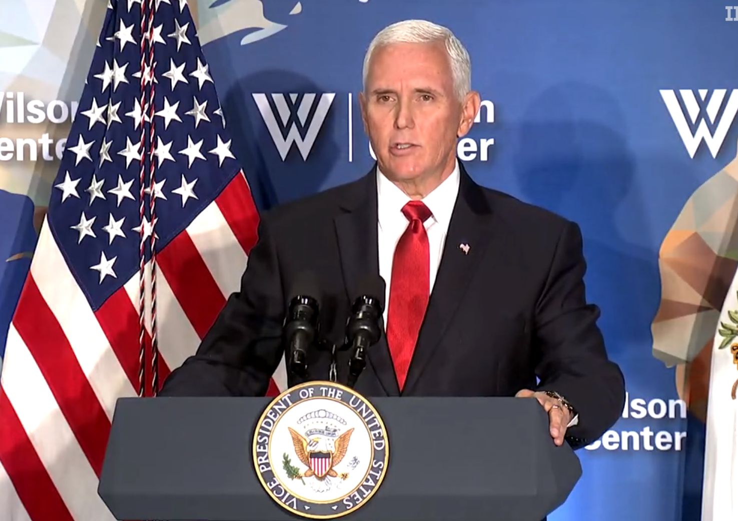 美國副總統彭斯(Mike Pence)於美東時間24日在華府智庫「威爾遜中心」(Wilson Center)就美中關係發表演說。(圖：翻攝Wilson Center直播畫面)