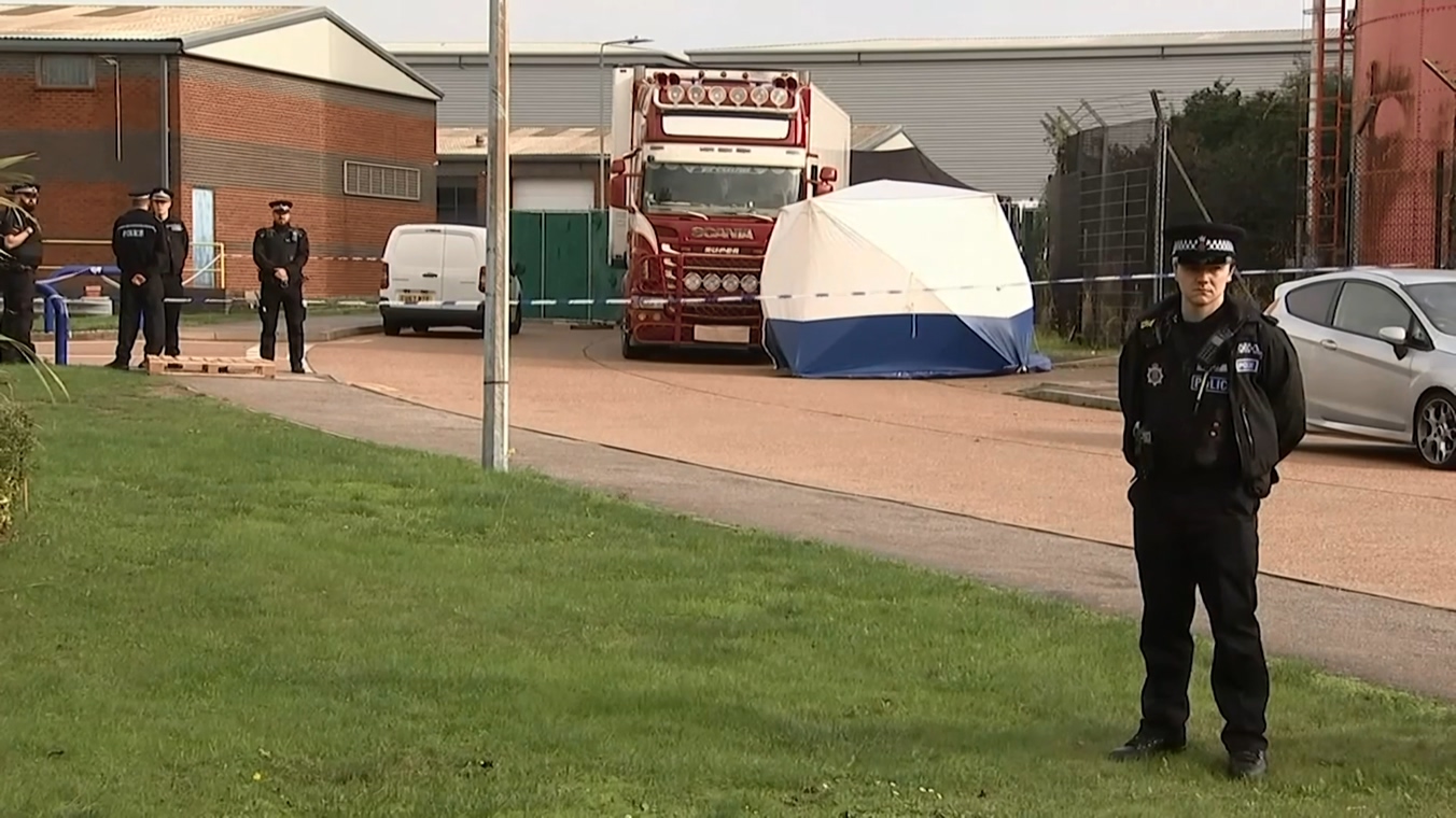 英國警方1日表示，10月貨車冷凍貨櫃內發現39具偷渡客屍體，全部死者都是越南人。(美聯社/達志影像)