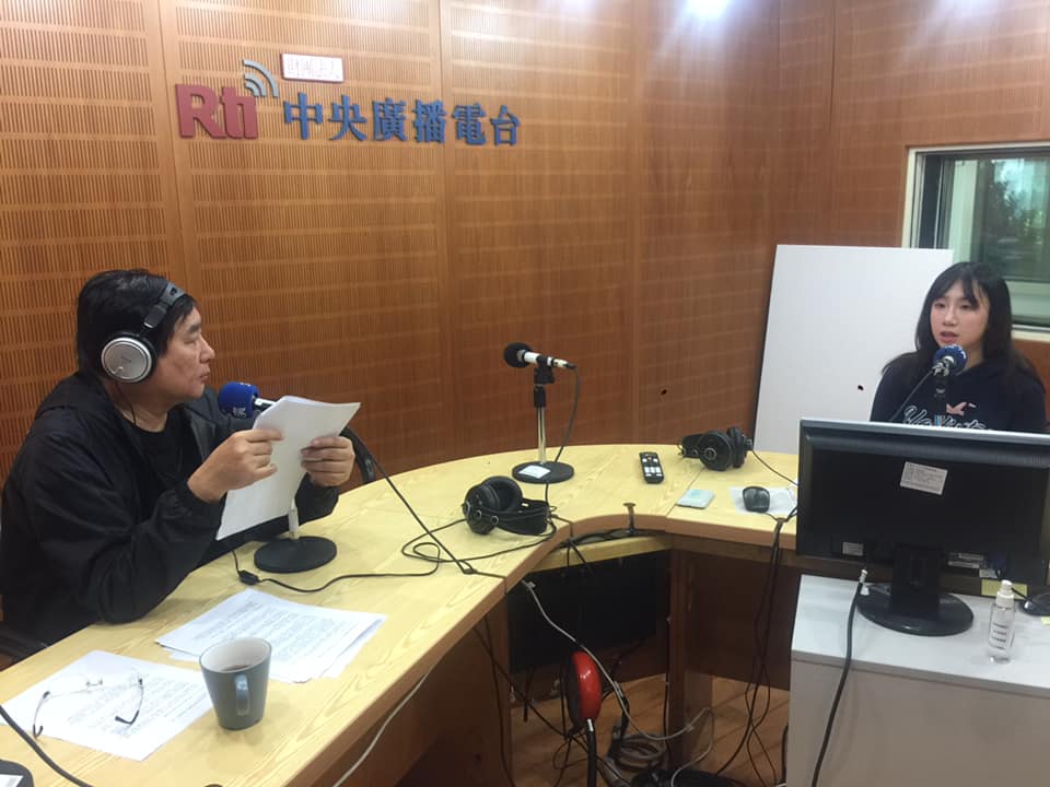 香港大專學界國際事務代表團代表梁兆玉（右）接受央廣「為人民服務」節目專訪。（黃絹 攝）