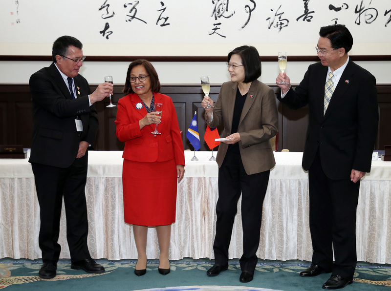馬紹爾大選，外交部：與各黨派保持友好交往。圖為中華民國政府10月25日與馬紹爾群島共和國政府簽署經濟合作協定，總統蔡英文（右2）、外交部長吳釗燮（右）、馬紹爾群島總統海妮（Hilda C. Heine）（左2）、馬國外交部長席克（John M. Silk）（左）共同舉杯慶祝。(資料照片/CNA)