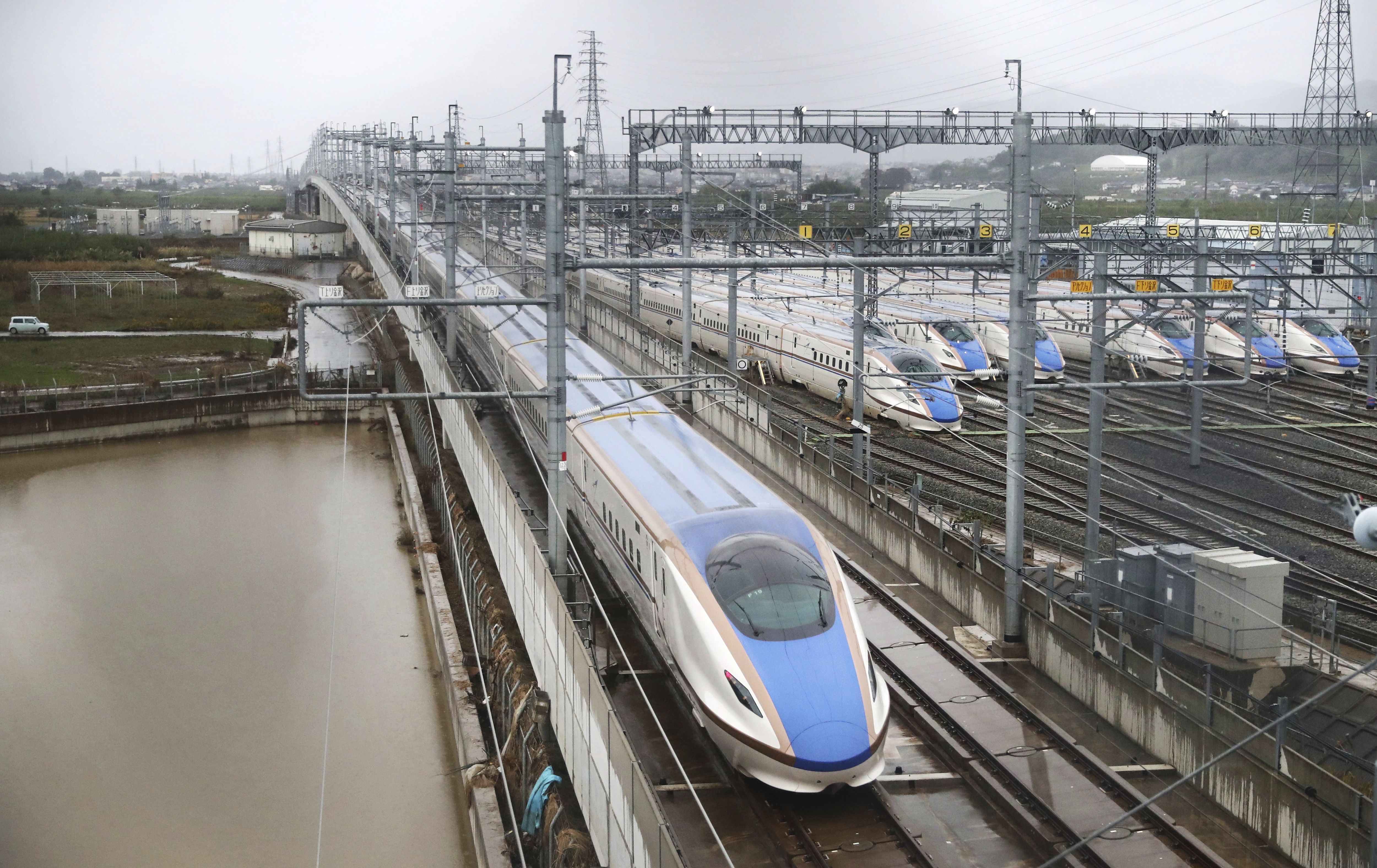哈吉貝受創嚴重的JR東日本北陸新幹線，雖然已經全線復駛，但停放在長野基地而泡水車箱已經決定全數報廢。(美聯社/達志影像)