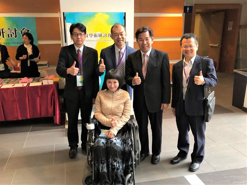 教育部長潘文忠（右2）26日出席2019生命教育學術研討會，會前與學者專家合影。 (圖:中央社)
