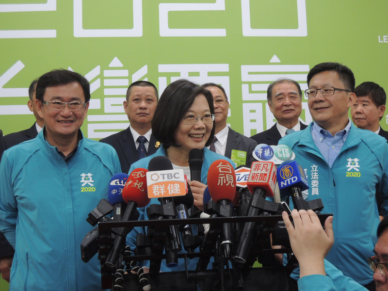 國民黨總統參選人韓國瑜提出要讓大學生免費出國遊學一年，總統蔡英文（中）26日表示，總統參選人講政策要經過較完整的評估及規劃，不然支票開越大，跳票可能性越高。(圖:中央社)
