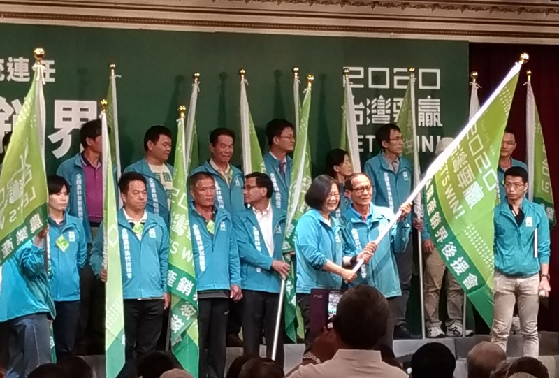 總統蔡英文26日到台中出席「2020蔡英文總統連任農業產銷界後援會成立大會」。(圖：中央社)