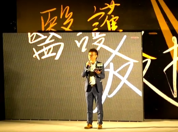 香港一批醫護界人士26日晚間在中環遮打花園舉行集會，不滿警方在反對修訂逃犯條例風波期間濫權、濫暴。(圖擷自YouTube)