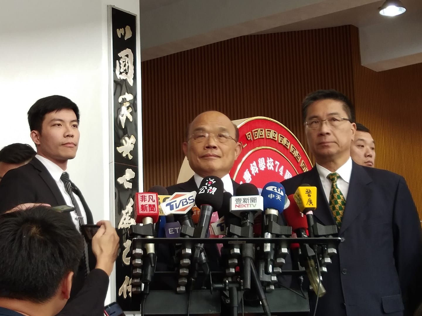 行政院長蘇貞昌26日表示，前總統馬英九和馬友友們替威權服務，還有臉講人權。（王韋婷攝）